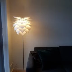 Dyberg Larsen Lampadaires Lampadaire à Ailettes Polycarbonate Blanc, Pied Laiton, H150 Cm D35 Cm -Lampadaires || Lustres || Guirlandes et décorations lumineuses Soldes lampadaire a ailettes polycarbonate blanc pied laiton h150 cm d35 cm 2