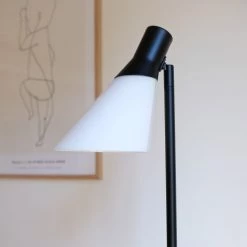 Dyberg Larsen Lampadaires Lampadaire En Métal Noir Mat Et Verre Opale, H 147 Cm D 24 Cm -Lampadaires || Lustres || Guirlandes et décorations lumineuses Soldes lampadaire en metal noir mat et verre opale h 147 cm d 24 cm 2