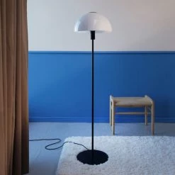 Dyberg Larsen Lampadaires Lampadaire En Verre Opale Et Métal Noir, H 135,5 Cm D 36 Cm -Lampadaires || Lustres || Guirlandes et décorations lumineuses Soldes lampadaire en verre opale et metal noir h 135 5 cm d 36 cm 1